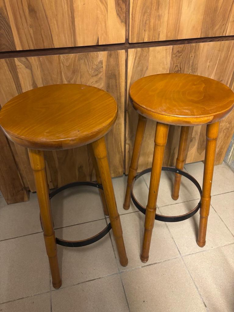 2 tabourets de bar en bois massif avec repose-pieds en acier, Avec repose-pieds, 2 tabourets, Enlèvement, Utilisé