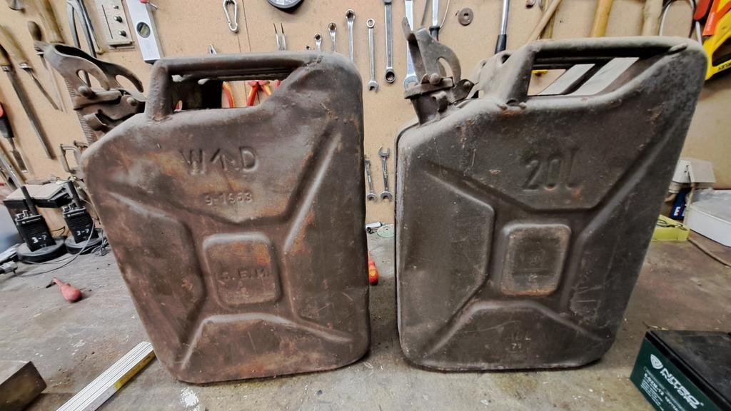 Oude originele Jerrycans van Belgisch leger, Ophalen
