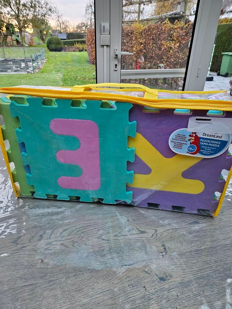 Dreamland puzzel tegels letters, Ophalen