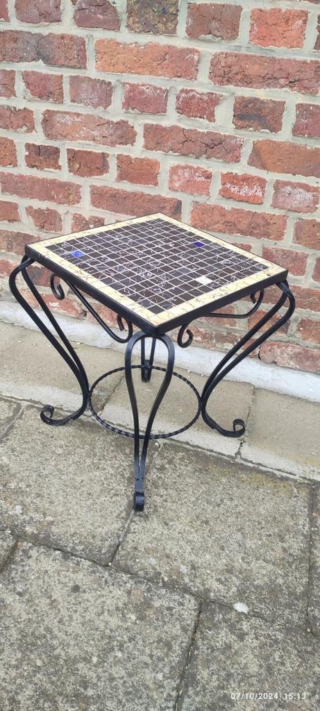 Deux tablettes pour mettre des plantes ou autres ., Enlèvement, Utilisé, Carré, Métal