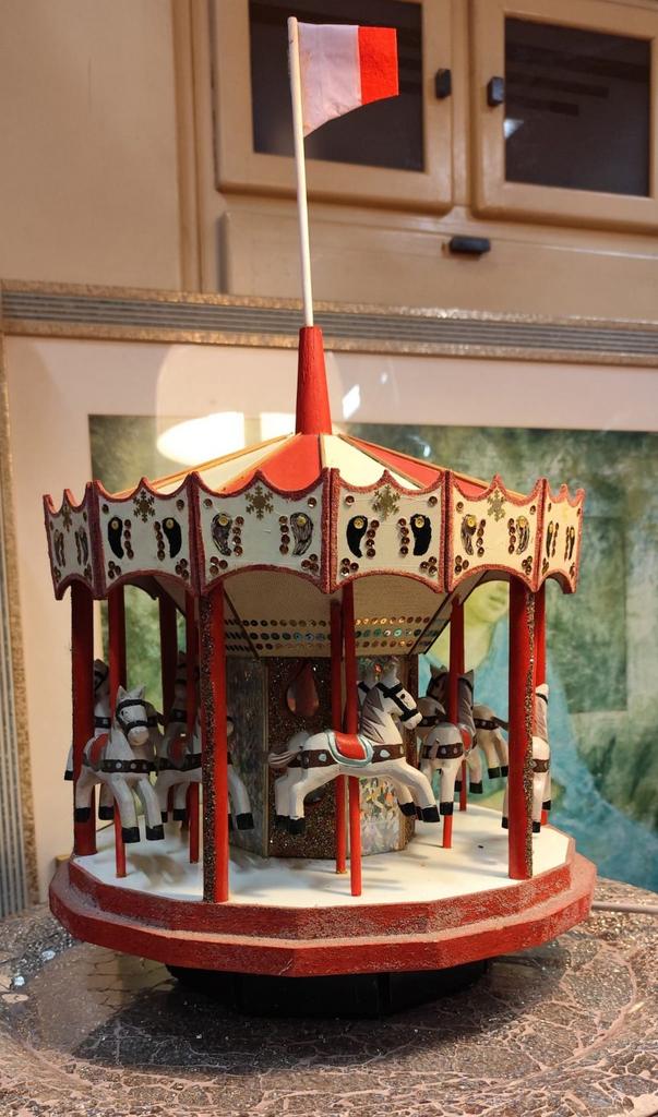 Retro.vintage kermis paardenmolen, Ophalen