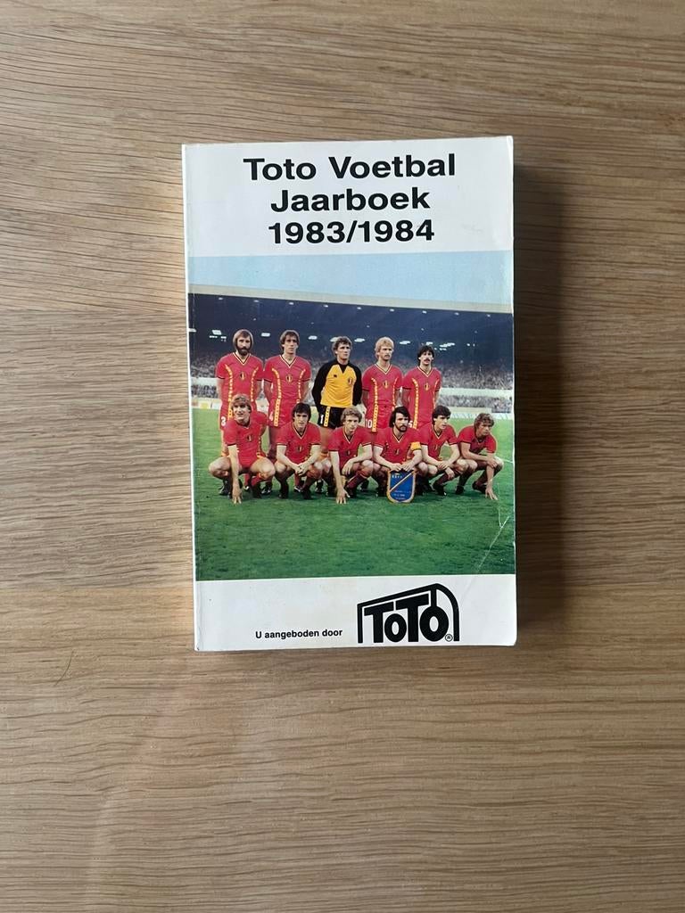 Voetbal Jaarboek 1983-1984, Verzamelen, Ophalen, Zo goed als nieuw, Boek of Tijdschrift