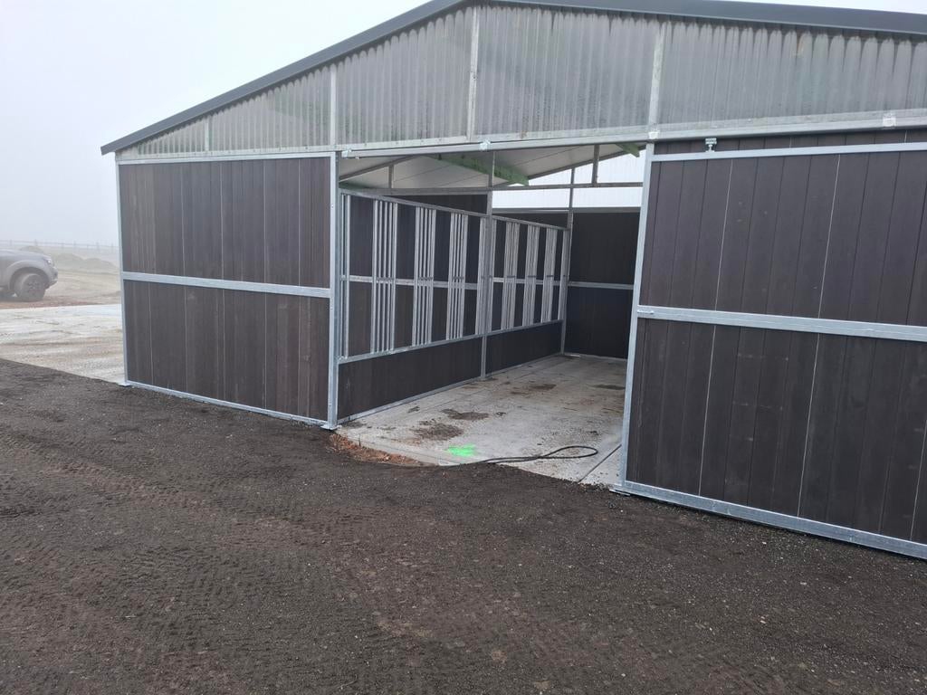 Nieuwe paardenstallen buitenstal schuilstal boxen ramen deur