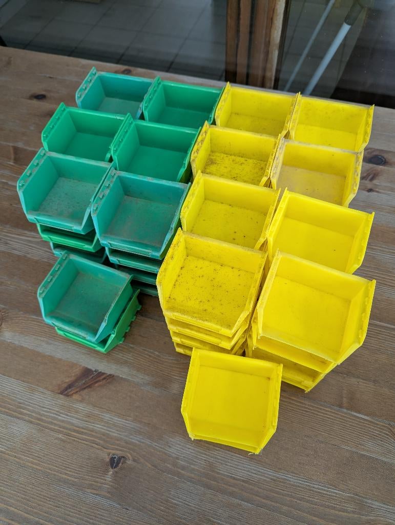 60 petits bacs de rangement empilables en plastique, Casier, Moins de 35 cm, Enlèvement, Utilisé