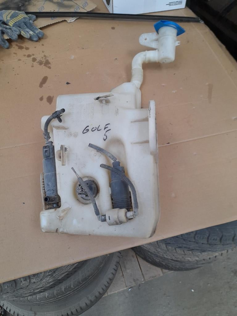 Réservoir lave-glaces VOLKWAGEN GOLF 5 // 5060 AUVELAIS, Enlèvement ou Envoi, Utilisé, Volkswagen