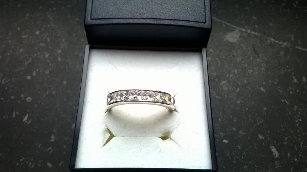 Zilveren ring met zirkonia steentjes, Nieuw, Ophalen of Verzenden, 17 tot 18, Dame