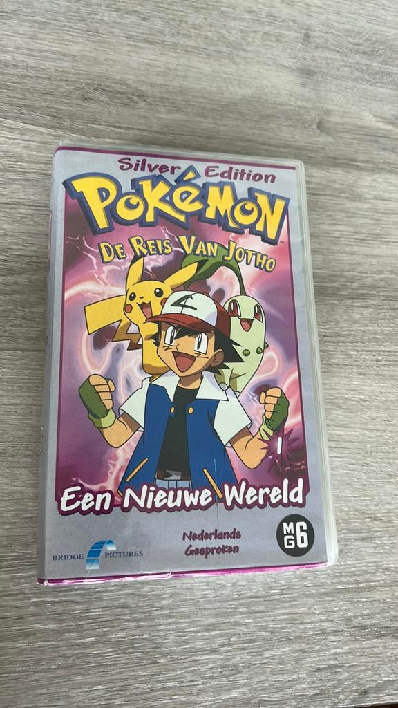 VHS - Pokémon - de reis van Jotho - een nieuwe wereld, Tekenfilm, Kinderprogramma's en -films, Ophalen of Verzenden, Zo goed als nieuw