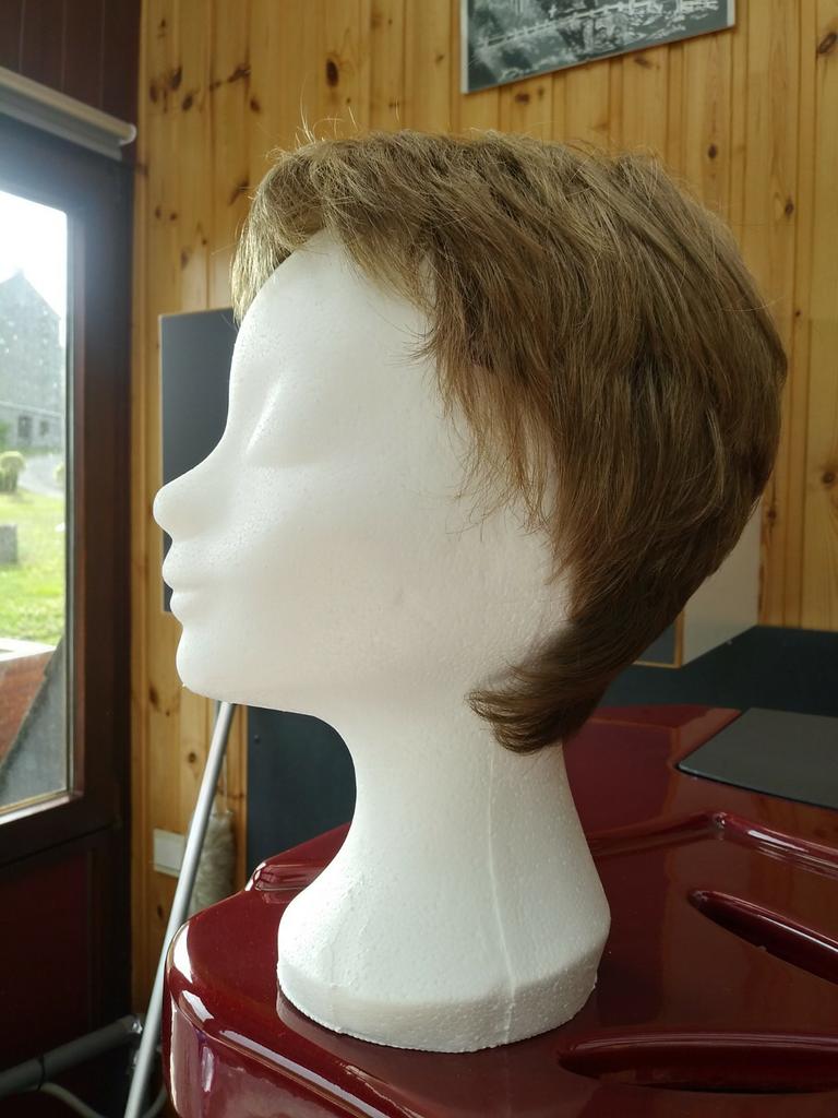 Perruque synthétique, cheveux court châtain clair, Enlèvement, Comme neuf, Perruque ou Extension de cheveux