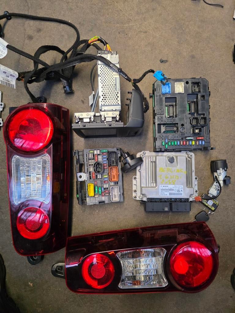 pièces Citroën Berlingo Peugeot partner 1.6 bleu-HDI, Ophalen, Gebruikt, Citroën