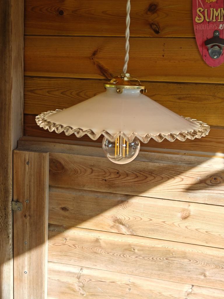 VINTAGE HANGLAMP MET WIT GEKARTELD OPALINEGLAS, Antiek en Kunst, Ophalen of Verzenden