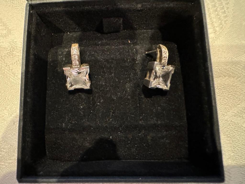 Oorbellen met circonia steentjes en kristal, Handtassen en Accessoires, Oorbellen, Gebruikt, Wit, Ophalen of Verzenden, Knopjes of Stekers