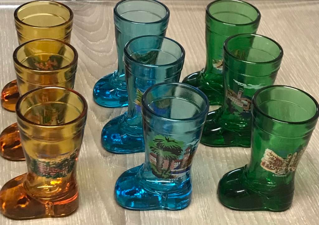 Lot de 9 petits verres colorés en formes de bottes, prix:15€, Enlèvement ou Envoi, Comme neuf, Verres et Verres à shot