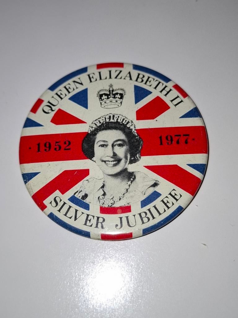 Button : silver jubilee queen elizabeth, Verzamelen, Verzenden, Zo goed als nieuw