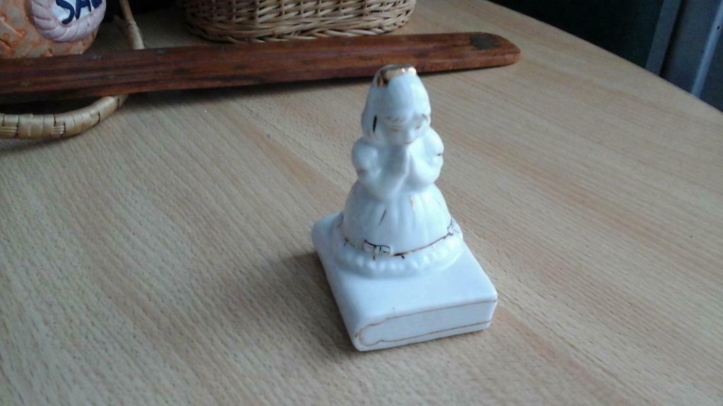 figurine communiante  H:5 cm x 7 cm    vintage '80, Moins de 50 cm, Enlèvement ou Envoi, Poterie ou Porcelaine, Comme neuf