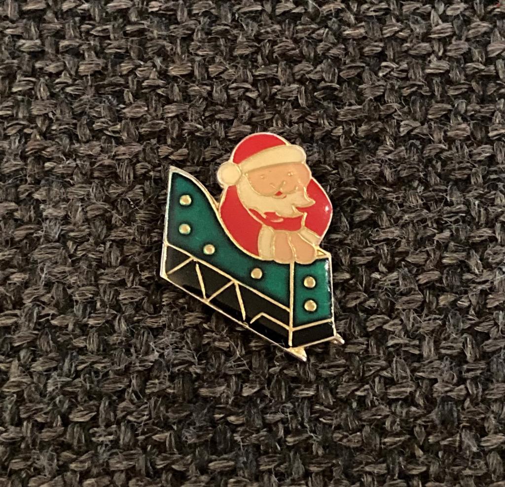PIN - KERSTMAN - KERSTMIS - SANTA CLAUS - PERE NOËL, Verzamelen, Verzenden, Gebruikt, Figuurtje, Speldje of Pin