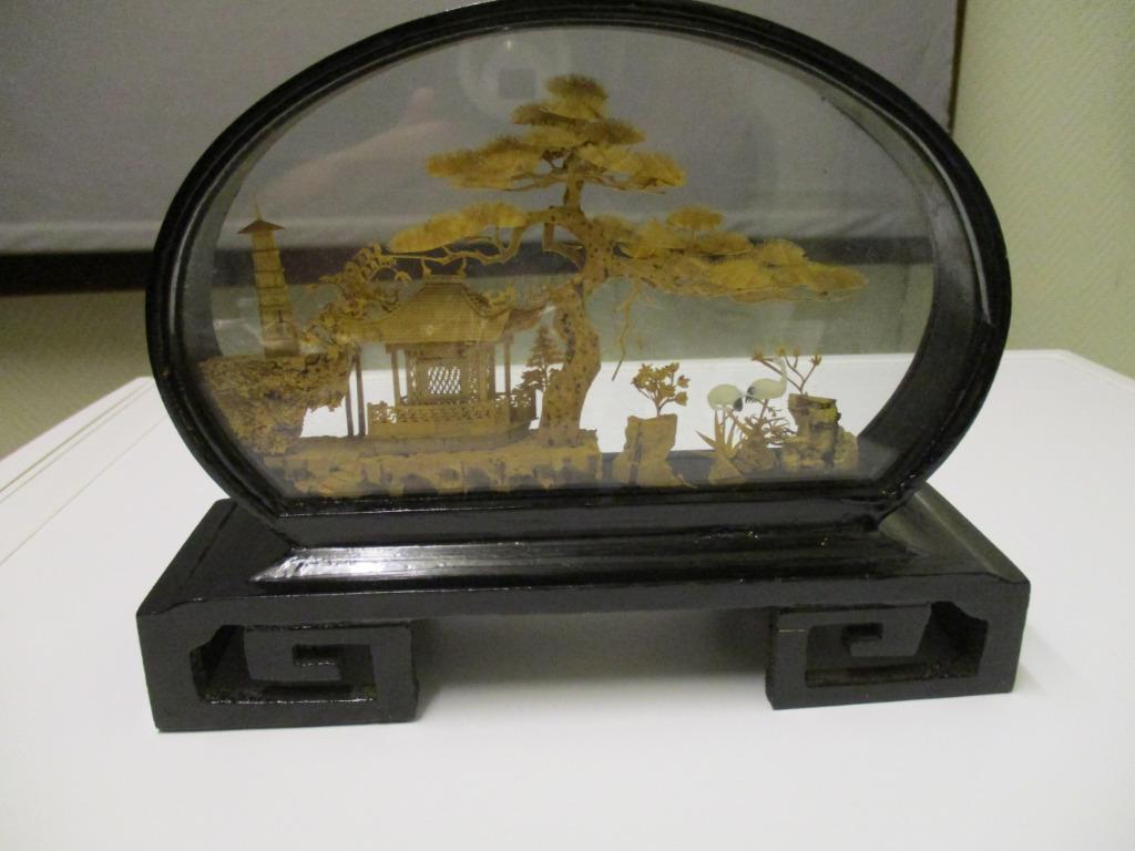 VINTAGE HANDGESNEDEN CHINEES DECOR MET TEMPEL IN KURK, Ophalen of Verzenden