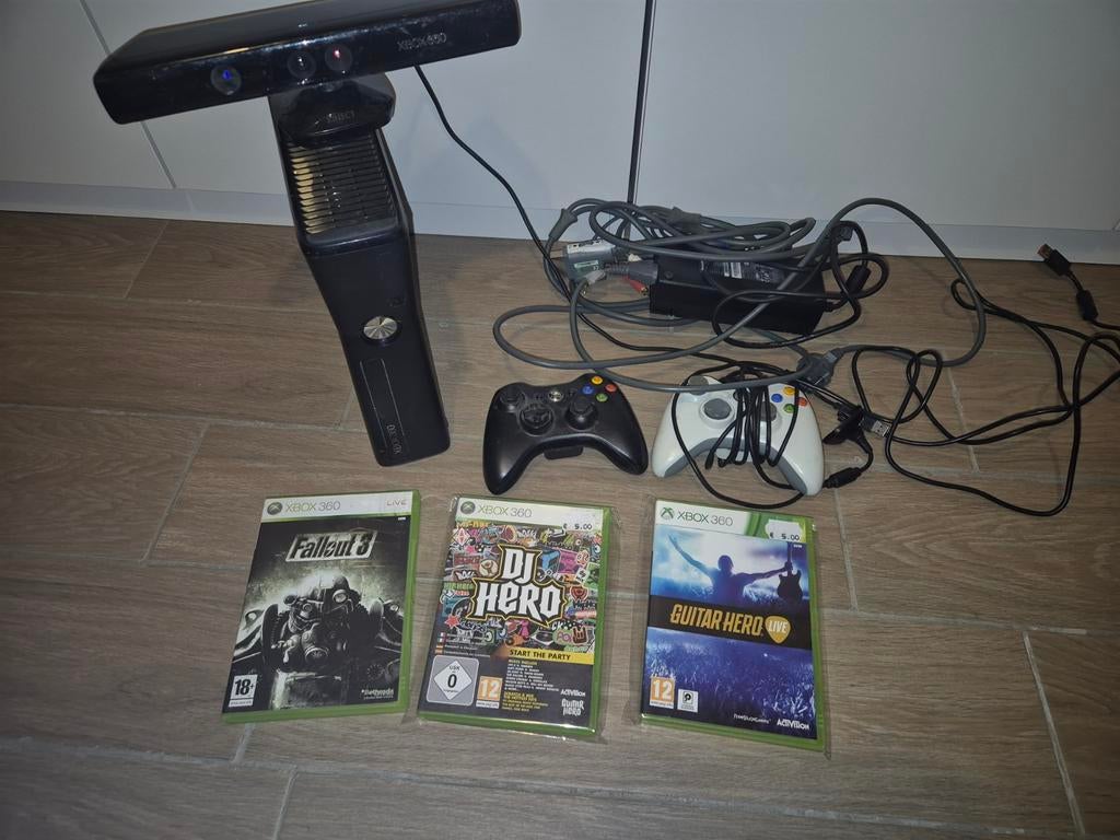 X box 360 slim met 2 cobtrolers en 3 games + camera, Enlèvement ou Envoi
