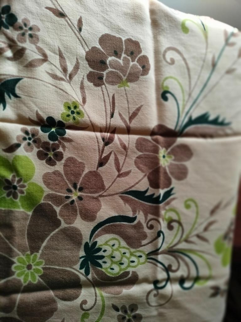 sjaal nylon bloemen bruin groen wit, Enlèvement ou Envoi, Comme neuf, Écharpe