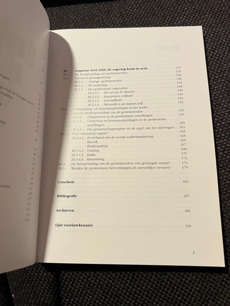 Dagboek achter tralies, de evolutie v/h Belgisch gevangenisr, Elisabeth Bruyneel, Ophalen of Verzenden, Zo goed als nieuw, Algemeen