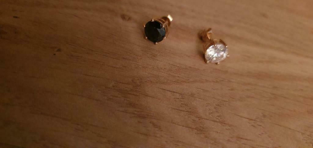 1 Oorsteker 18k met 2ct witte en 1 met zwarte moissanite, Enlèvement ou Envoi, Comme neuf, Or
