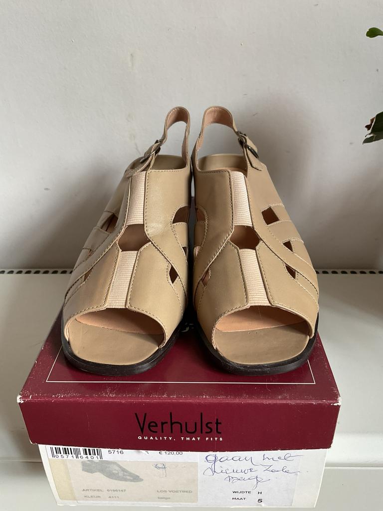 Nieuwe sandalen met hakje , Verhulst, maat 38, Kleding | Dames, Schoenen, Ophalen of Verzenden, Beige