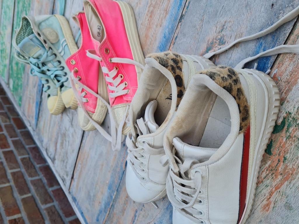 lot sneackers  wit roos lichtblauw Diesel mt 36, Kleding | Dames, Schoenen, Ophalen of Verzenden, Gedragen, Wit