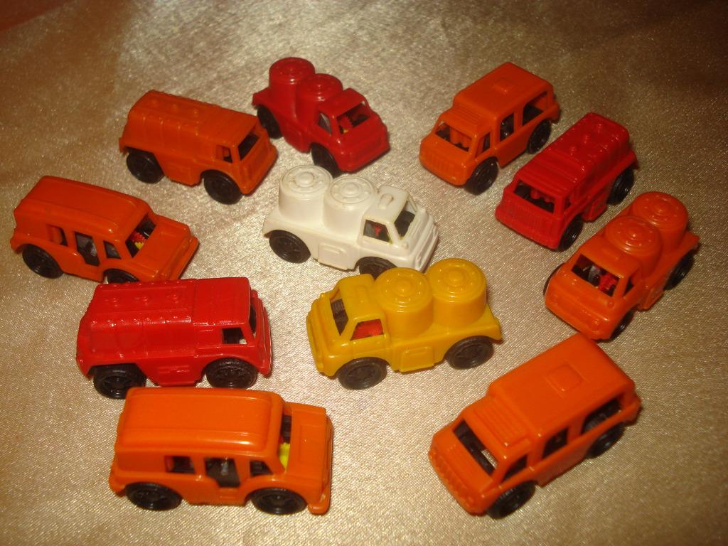 KINDER Lot 1 de 11 Anciens Véhicules Aéroportuaires 1986, Enlèvement ou Envoi, Comme neuf, Autres types