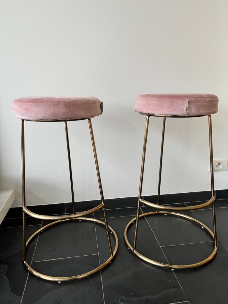2 barkrukken met roze fluwelen kussens en gouden onderstel, Ophalen, 60 tot 90 cm, Zo goed als nieuw, Metaal