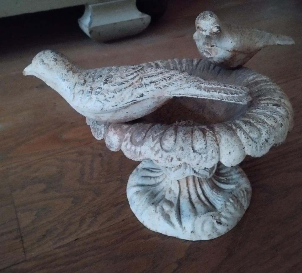 Bain ou mangeoire pour oiseaux en fonte, Enlèvement, Utilisé