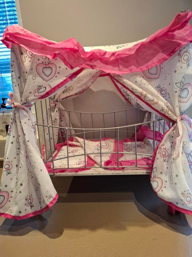 Speelgoed hemelbed op wieltjes  b 48 cm x h 60cm € 15, Ophalen of Verzenden, Zo goed als nieuw