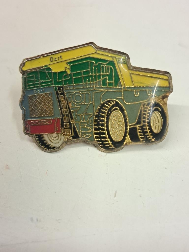 Geëmailleerde reversspeld badge Dart Dump Truck constructieg, Ophalen of Verzenden, Zo goed als nieuw