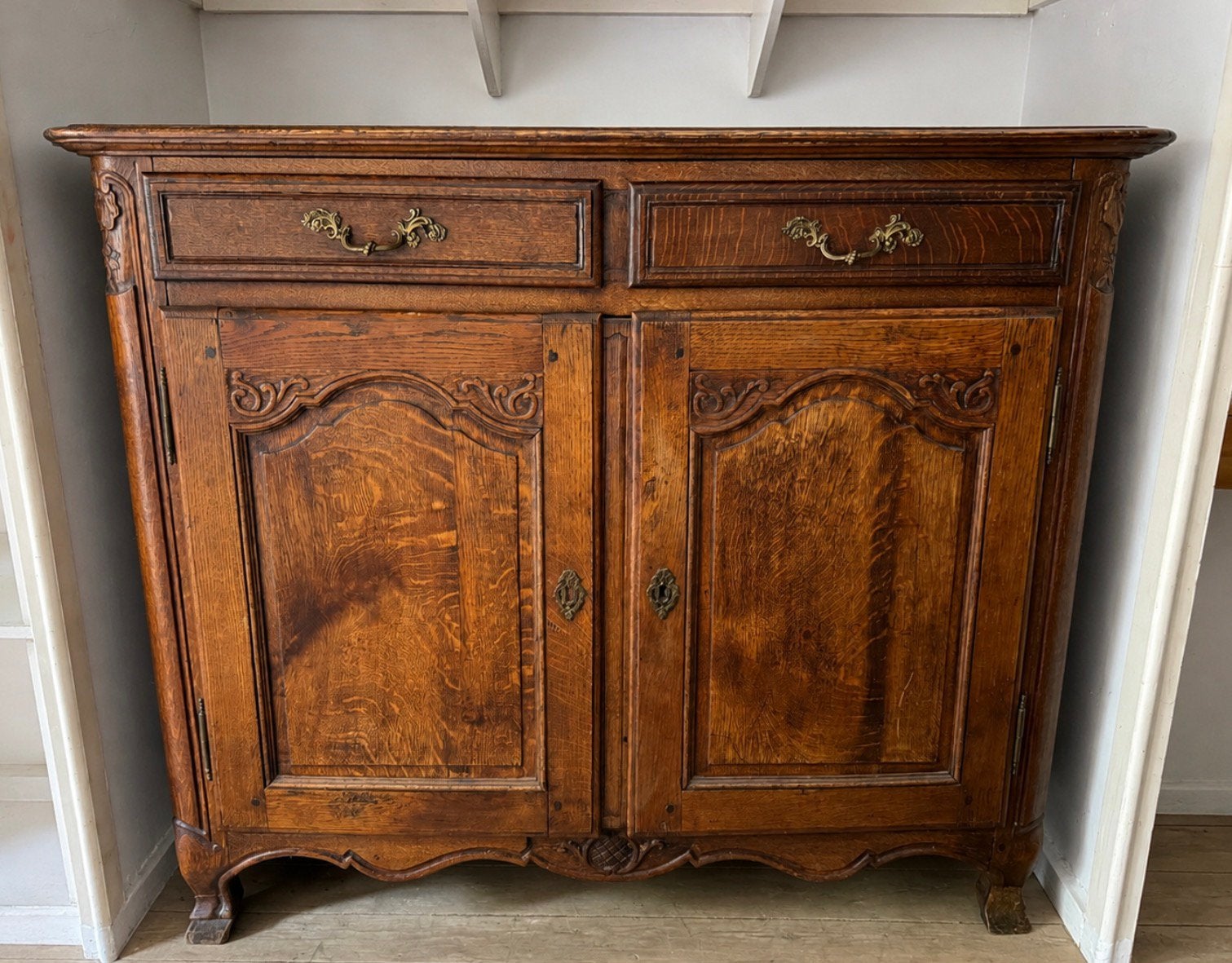 Buffet style Louis XV en chene massif, Ophalen