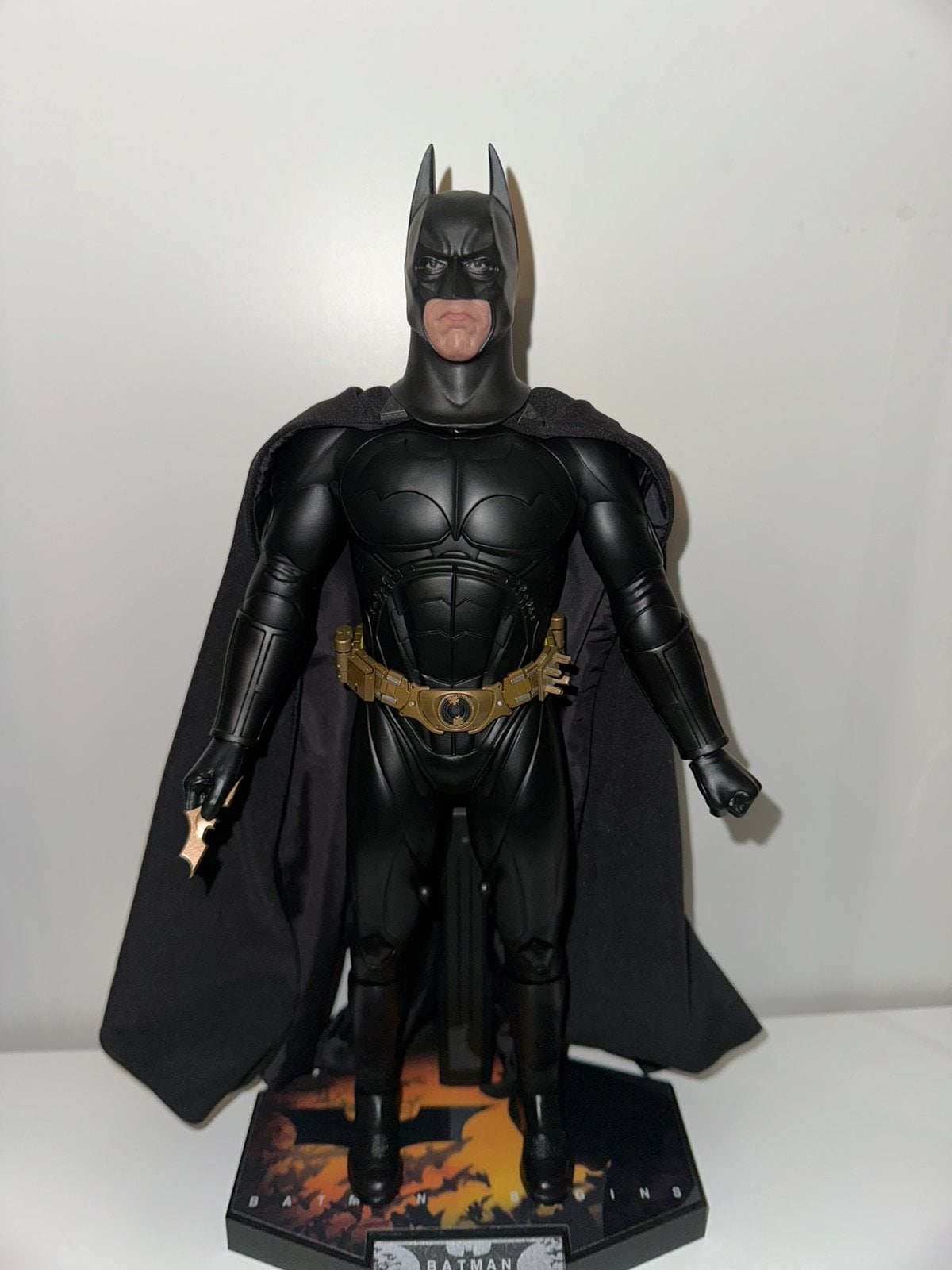 Batman begins hot toys mms595 dark knight trilogy, Ophalen of Verzenden, Zo goed als nieuw, Film, Actiefiguur of Pop