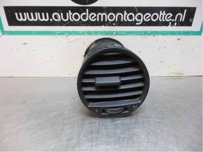 Grille aération tableau de bord d'un Volkswagen Caddy (Cadd, Volkswagen, -, 3 mois de garantie, Utilisé