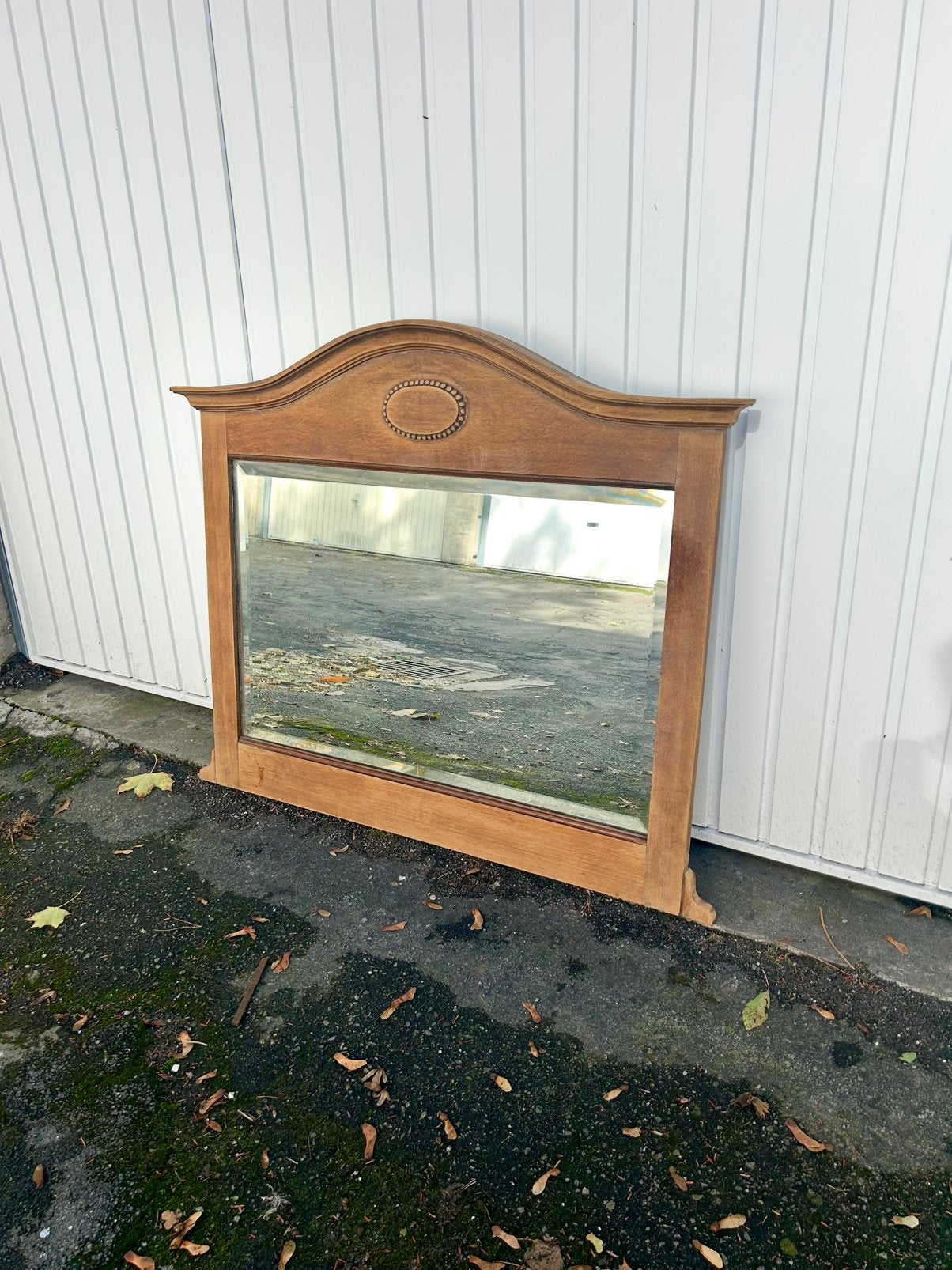 Ancien miroir biseauté en bois 101 x 92 cm, Antiquités & Art, Enlèvement