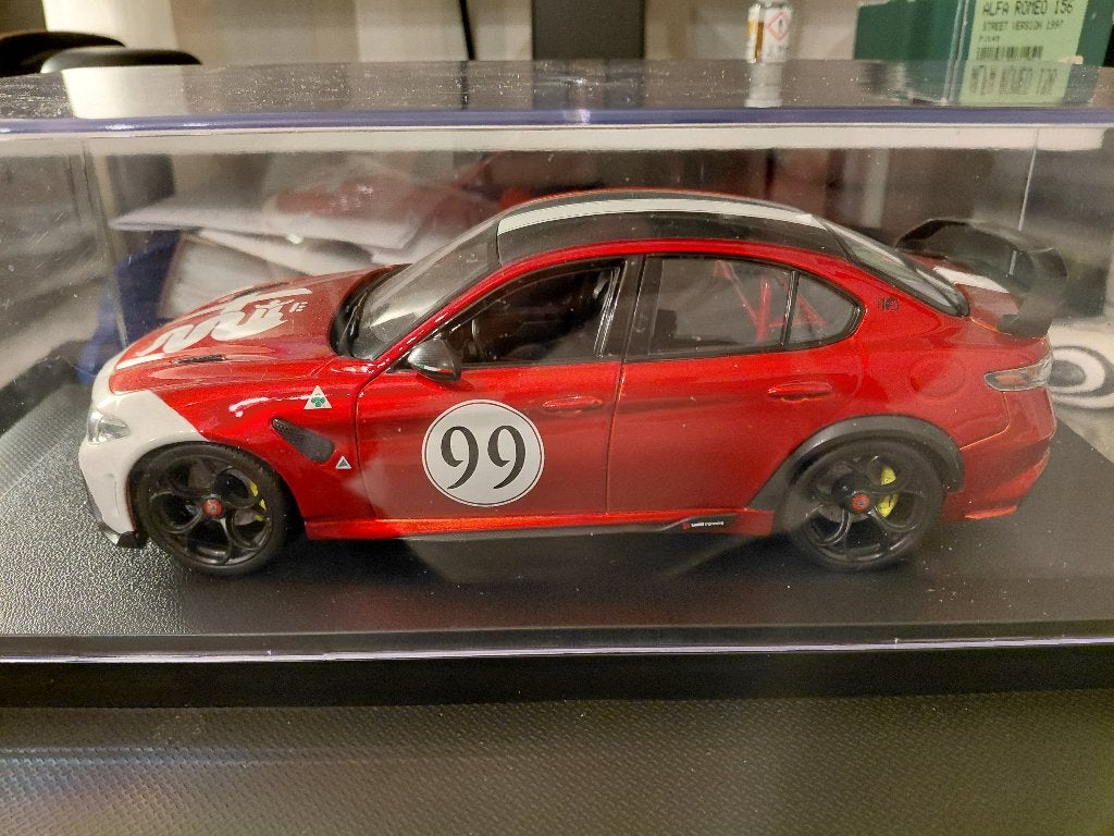 Bburago Alfa Romeo Giulia GTAm #99 Donkerrood 1:18, Hobby en Vrije tijd, Ophalen of Verzenden, Zo goed als nieuw, Auto, Overige merken
