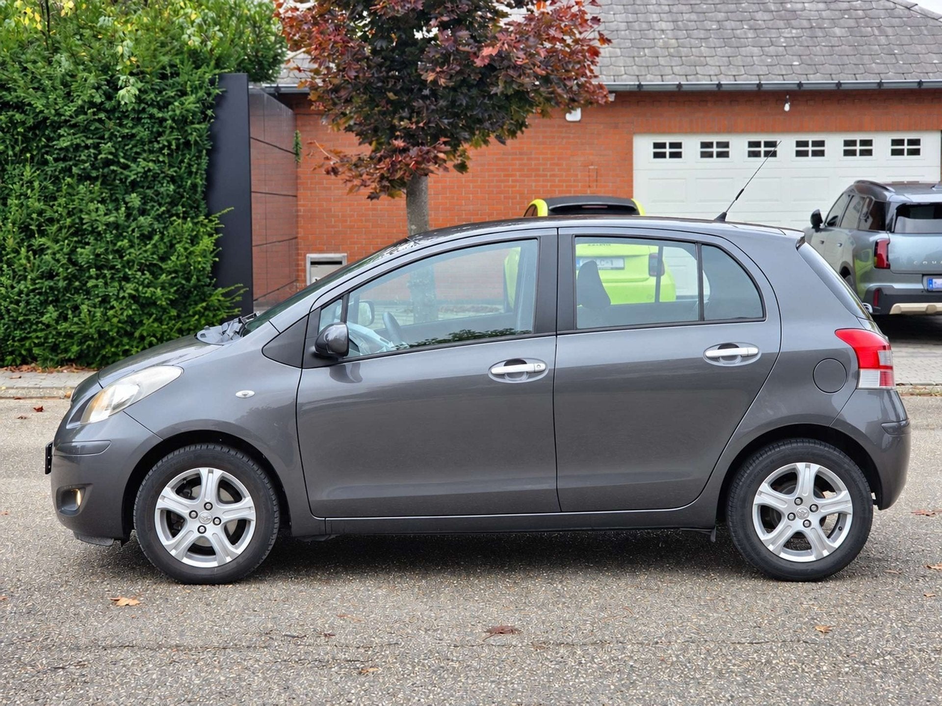 Toyota Yaris 1.3i VVT-i AUTOMAAT 12M GARANTIE AIRCO, Auto's, Automaat, Stof, Gebruikt, 4 cilinders