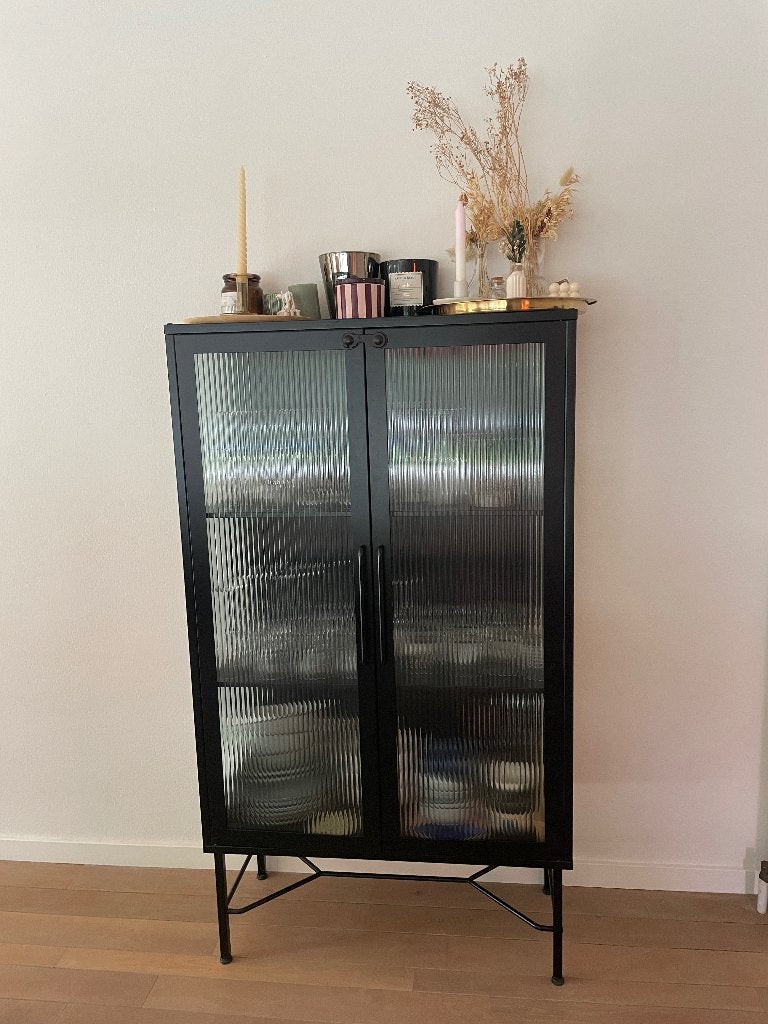 WOOOD Zion vitrinekast zwart met ribglas – zeer goede staat, Ophalen, Met deur(en), 50 tot 100 cm, Zo goed als nieuw