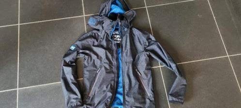 donkergrijze regen jas Superdry maat XS - Small, Caravans en Kamperen, Regenkleding, Ophalen of Verzenden, Zo goed als nieuw, Regenjas