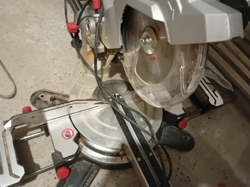 AFKORTZAAG, Moins de 600 watts, Scie à onglet, 30 à 70 mm, Comme neuf