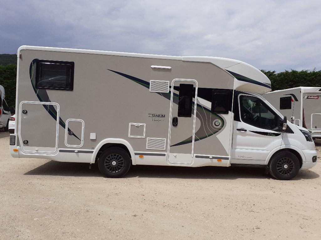 Chausson 777 GA Titanium Premium - véhicule de direction, Caravanes & Camping, Camping-cars, Jusqu'à 4, Réfrigérateur, Auvent