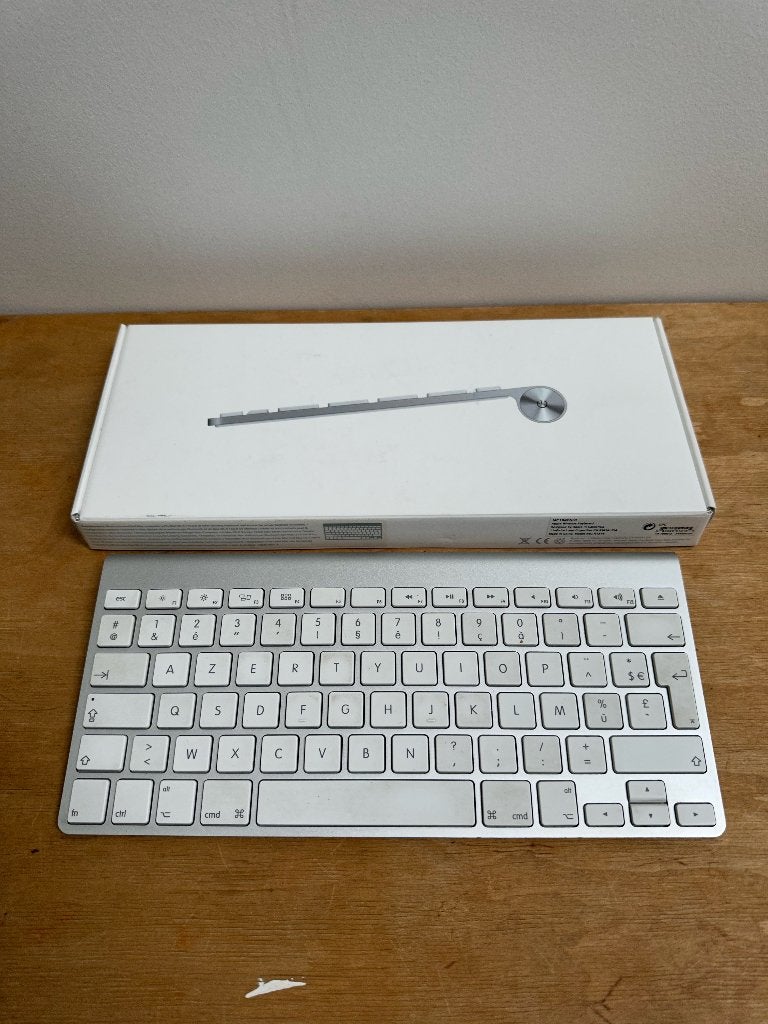 Apple Wireless Keyboard A1314, Computers en Software, Toetsenborden, Ophalen, Azerty, Zo goed als nieuw, Draadloos