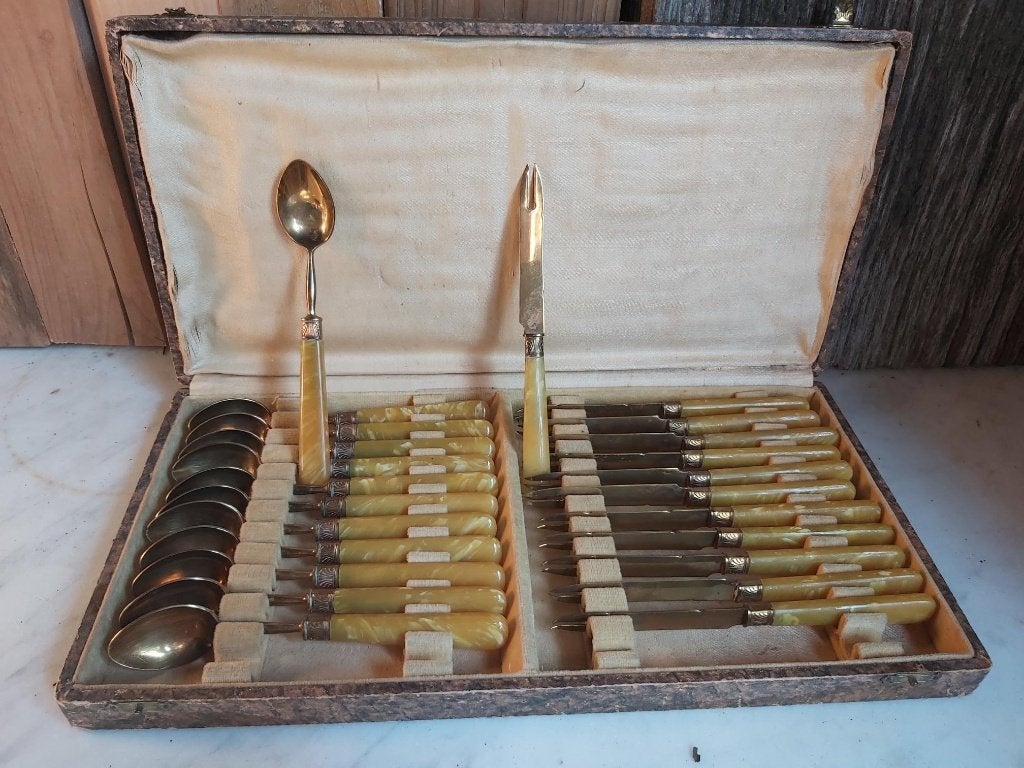 Leuke set van 12 oude dessert / fruit lepeltjes en 12 mesjes, Ophalen of Verzenden
