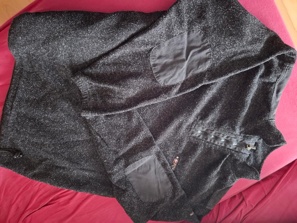 Pull foncé pour homme, Enlèvement, Porté
