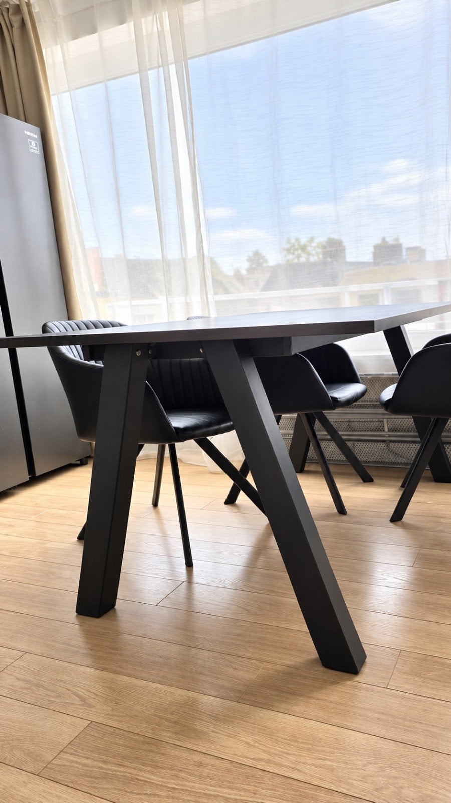Moderne donkergrijze eettafel – Steenreliëf, Ophalen, Zo goed als nieuw, Vijf personen of meer, Rechthoekig