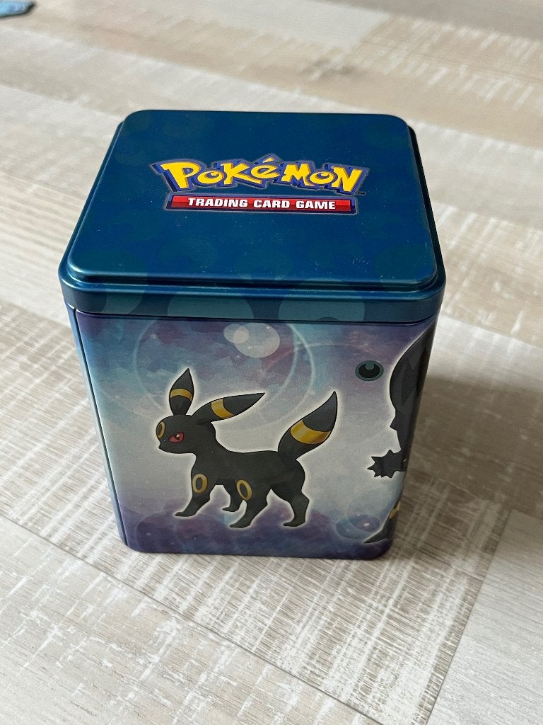 Pokemon Tin Box, Hobby en Vrije tijd, Verzamelkaartspellen | Pokémon, Ophalen, Zo goed als nieuw, Overige typen