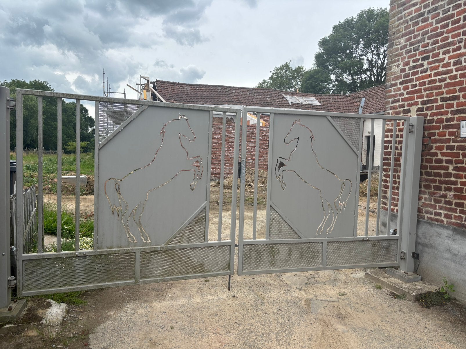 Dubbele metalen poort met paarddetail, Tuin en Terras, Tuinhekken en Hekwerk, Ophalen, Met poort, Gebruikt, Sierhekwerk