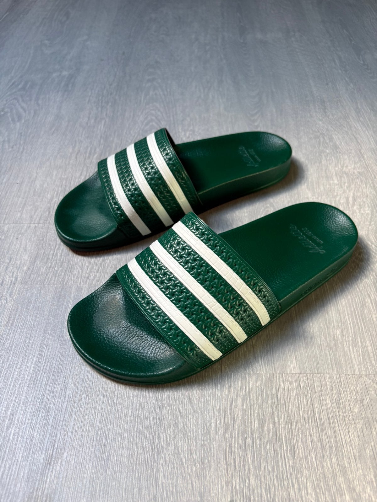 Adidas Adilette Made in Italy — Donkergroen — 44 1/2, Sandalen, Overige kleuren, Ophalen of Verzenden, Zo goed als nieuw
