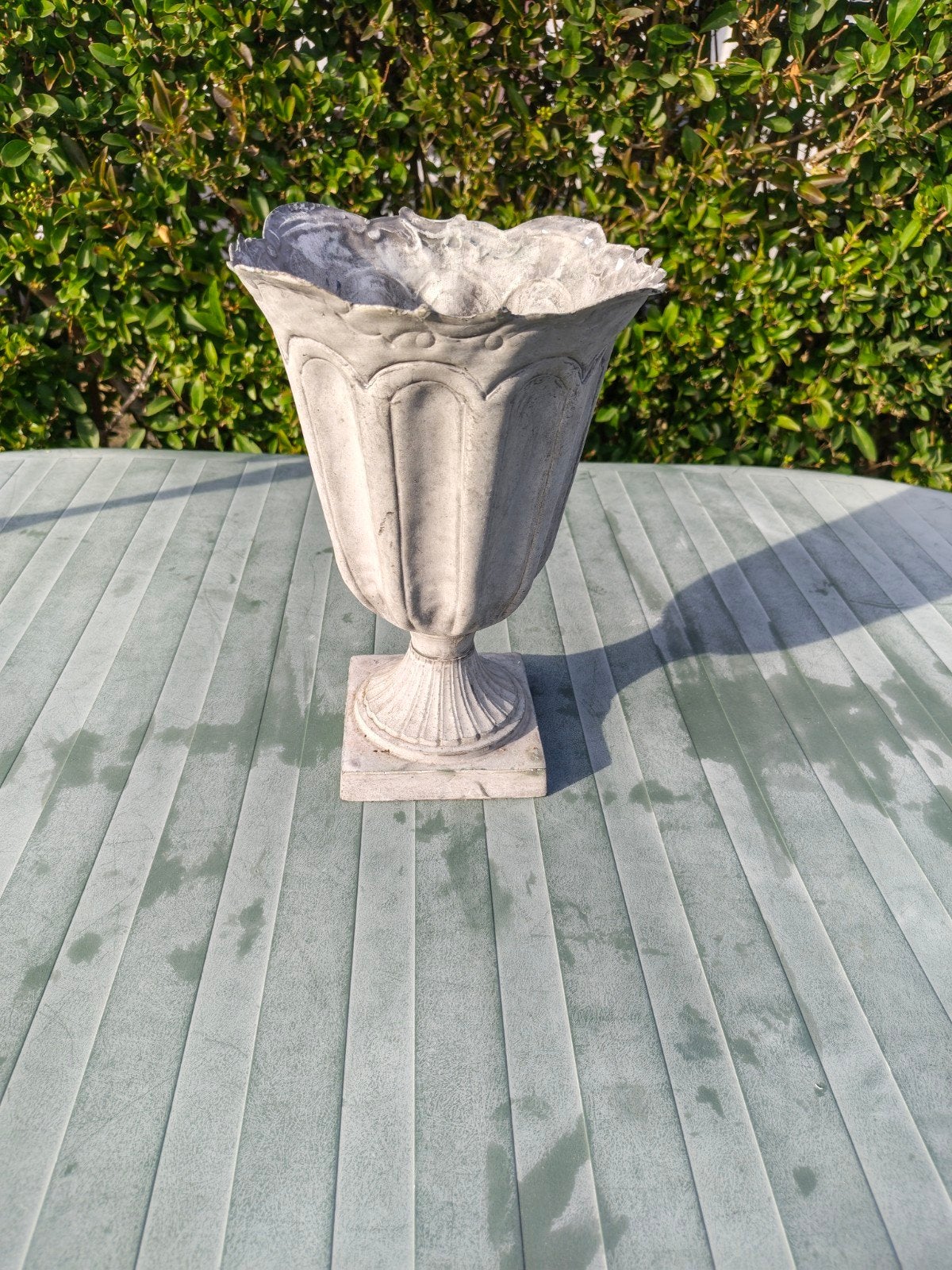 Beau vase ancien en aluminium sur support, Antiquités & Art, Enlèvement