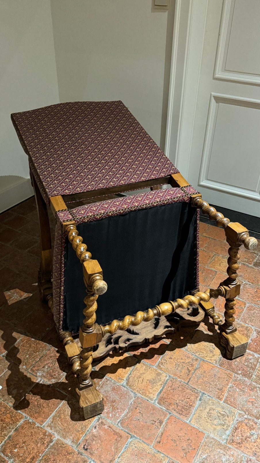 Antieke fauteuil Lodewijk XIII stijl, nieuwe bekleding, Antiek en Kunst, Ophalen